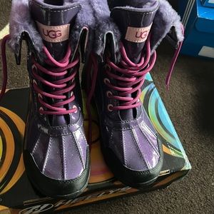 Girls Uggs Size 4. Worn once! EUC